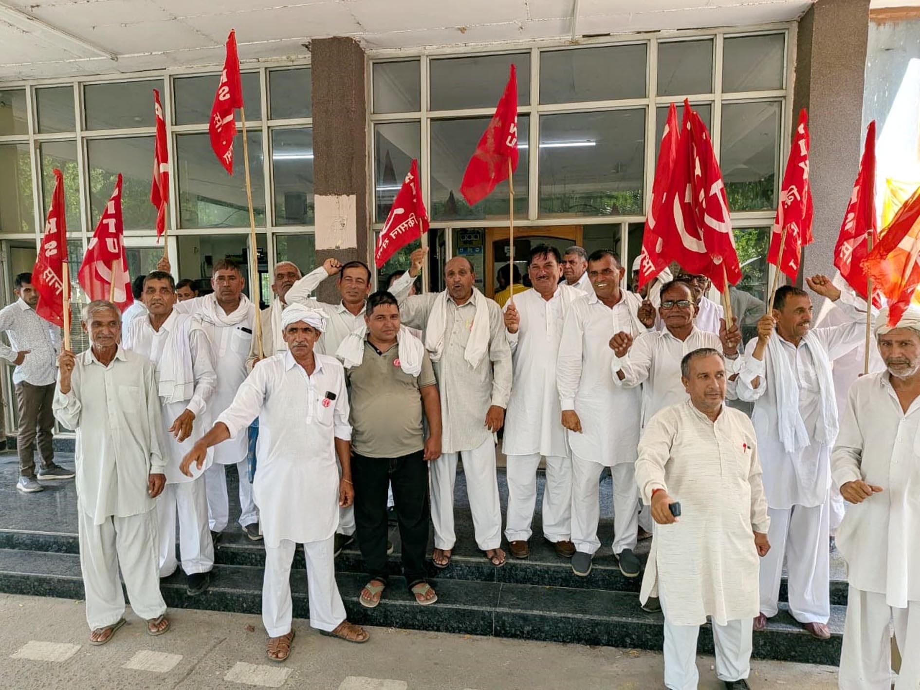 फतेहाबाद। डीसी कार्यालय पर प्रदर्शन करते किसानस्त्रोत संघ