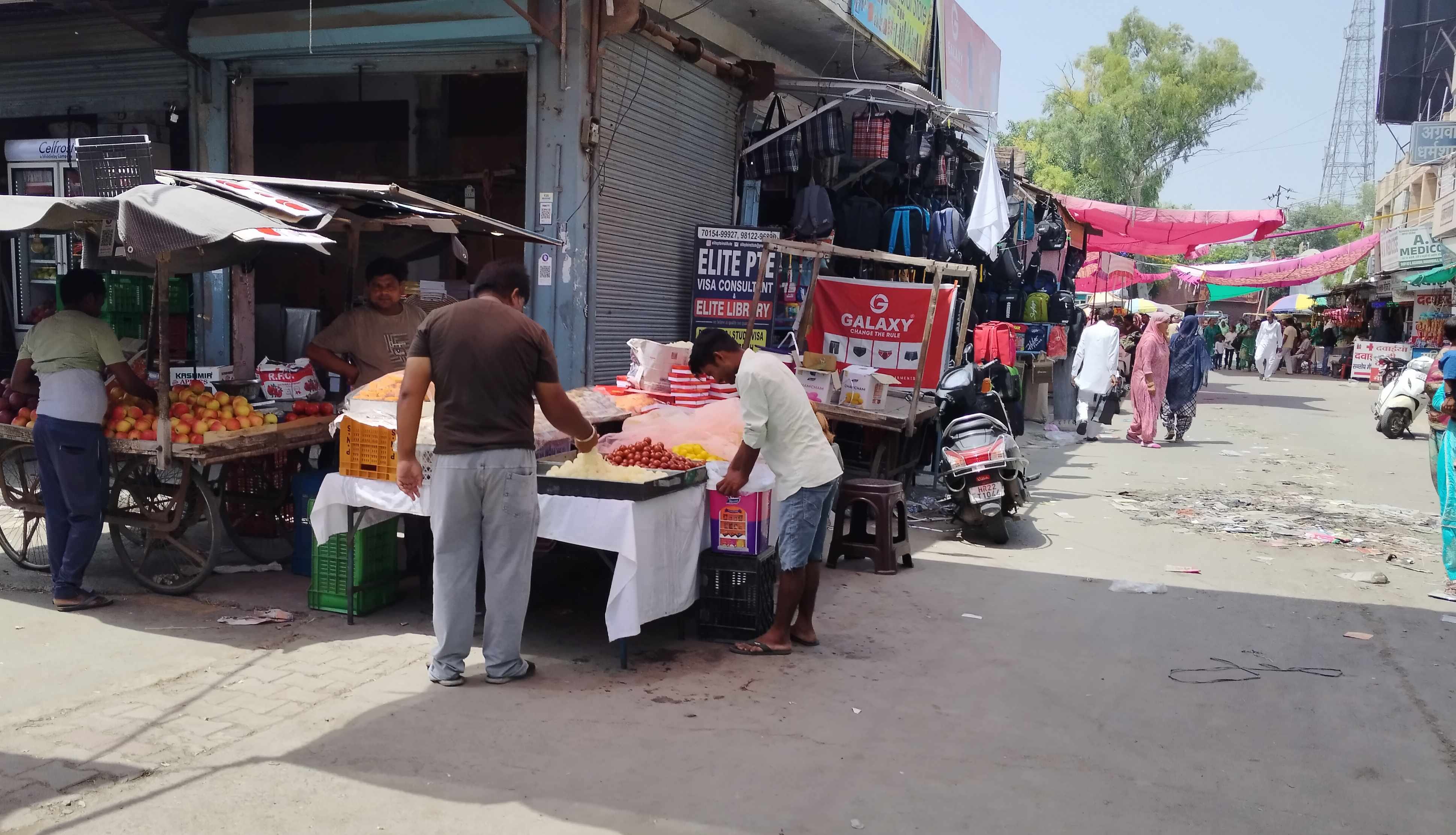 फतेहाबाद के हंस मार्केट में खुले में बिक रही मिठाइयां संवाद