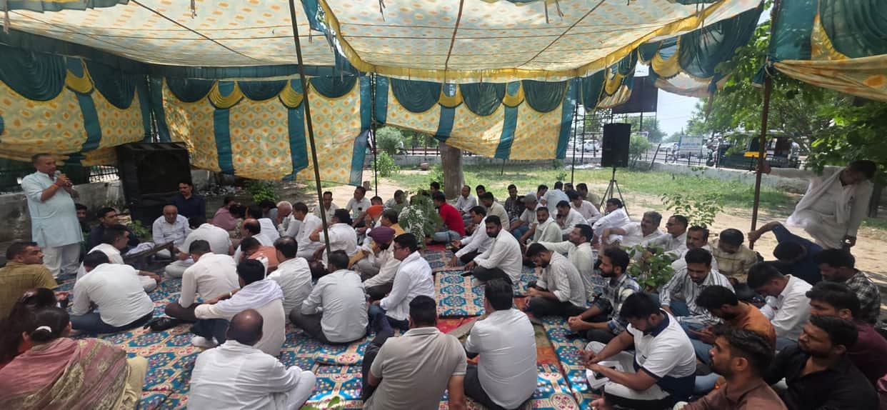 Patwaris continue their protest against the flaws of the online portal