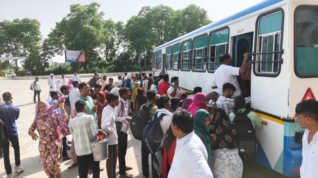 फतेहाबाद। शहर के नए बस स्टैंड पर हिसार के लिए जाती बस में चढ़ने के लिए मशक्कत करते यात्री। संवा