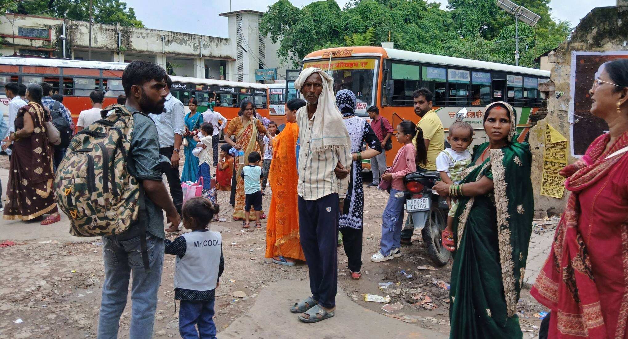 गोंडा डिपो में बस में सवार होतीं यात्री। संवाद
