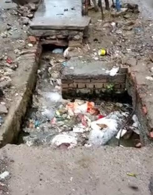 Garbage accumulated in the drain, people troubled by the smell