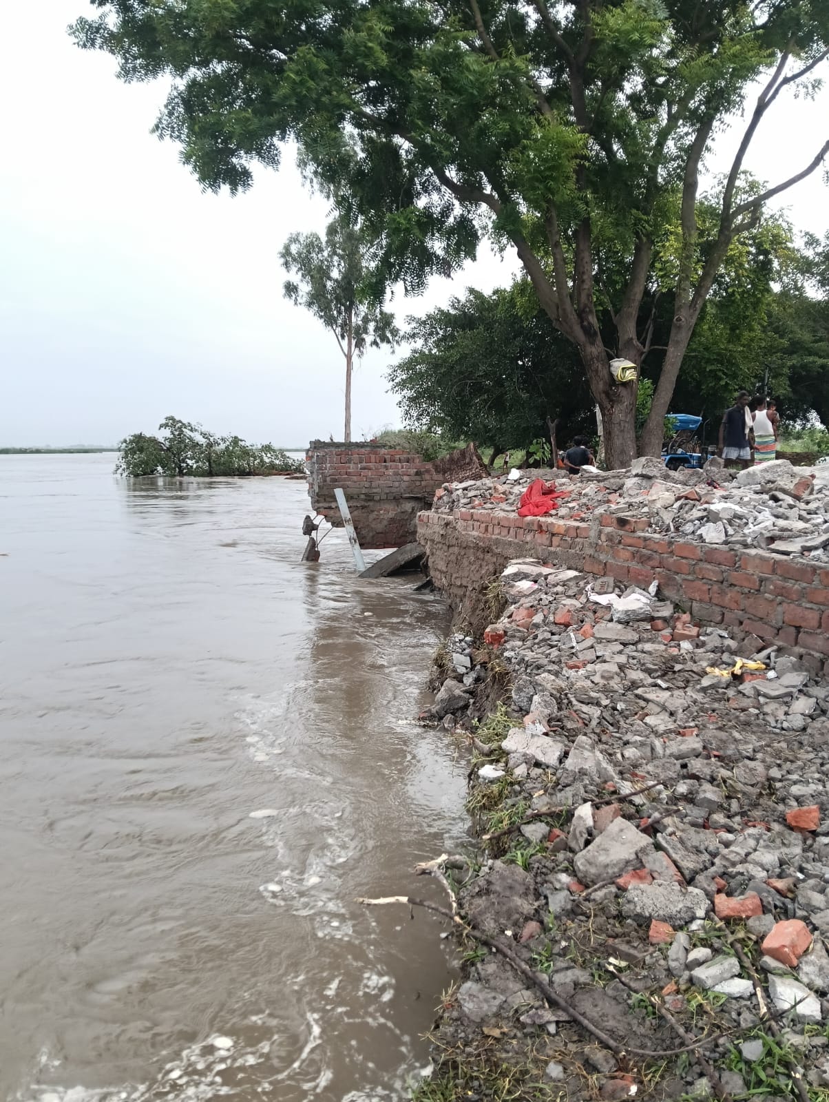 The water level in the Ganges has dropped by seven centimeters, and soil erosion has intensified in flood-affected villages.