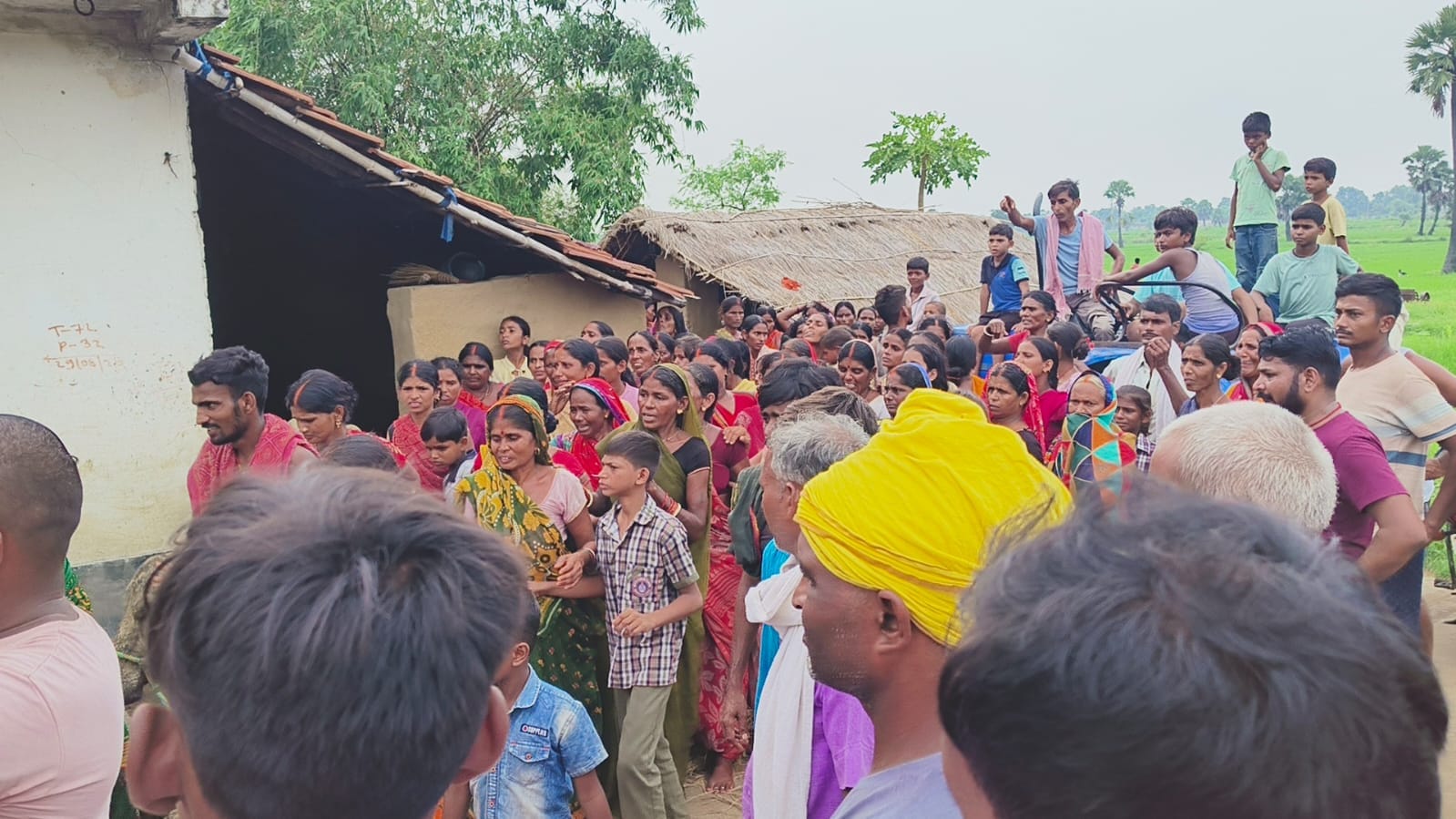 गयाजी के रघुनाथपुर गांव में करंट हादसे के बाद घटनास्थल पर जुटे ग्रामीण और जांच करती पुलिस