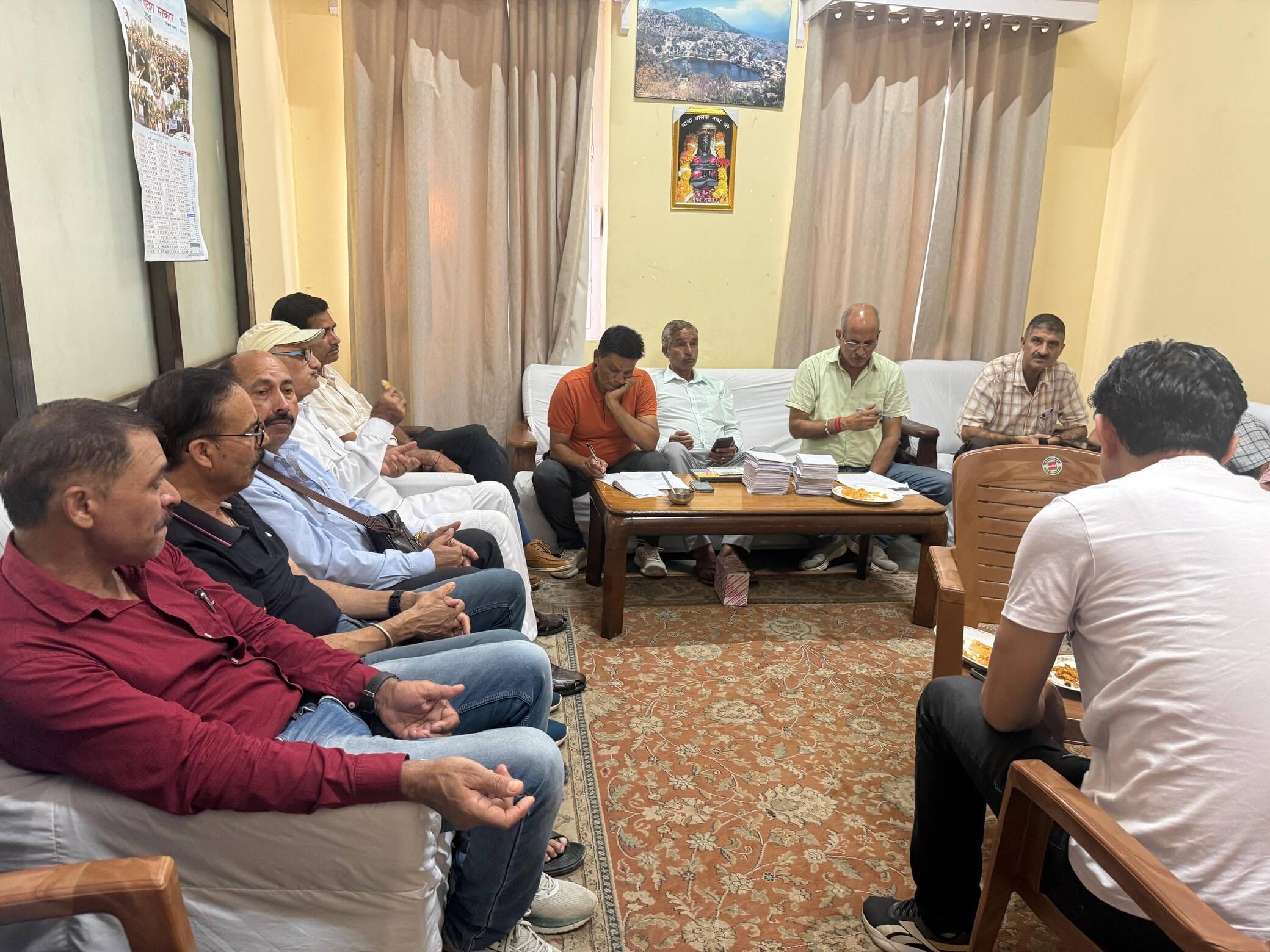 घुमारवीं में आयोजित संस्कार संस्था की बैठक में चर्चा करते सदस्य। संवाद