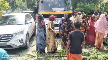 घोसी कोतवाली क्षेत्र के मुजार बुजुर्ग गांव के समीप अमिला-बोझी मुख्य मार्ग पर संचालित देशी शराब 