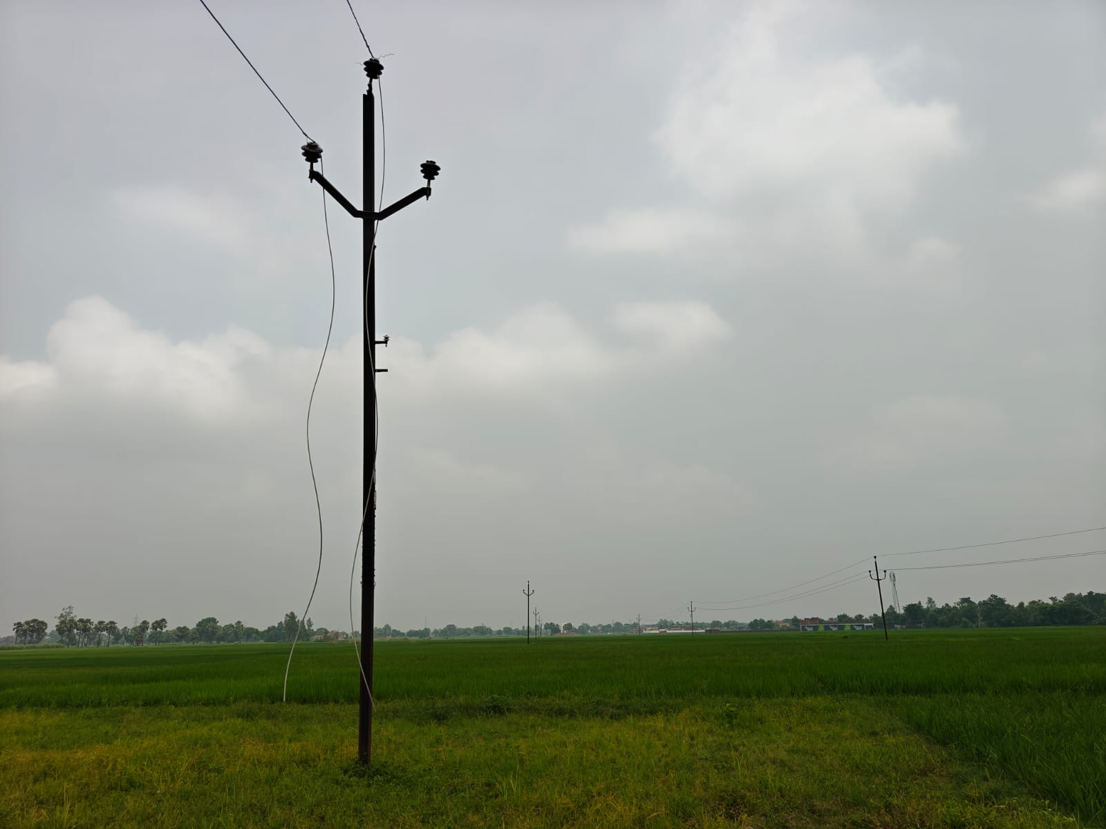 घोसी तहसील के अहिरानी के समीप टिकरी के सिवान में बिजली खम्भा पर चोरी के बाद बचा लटका तार