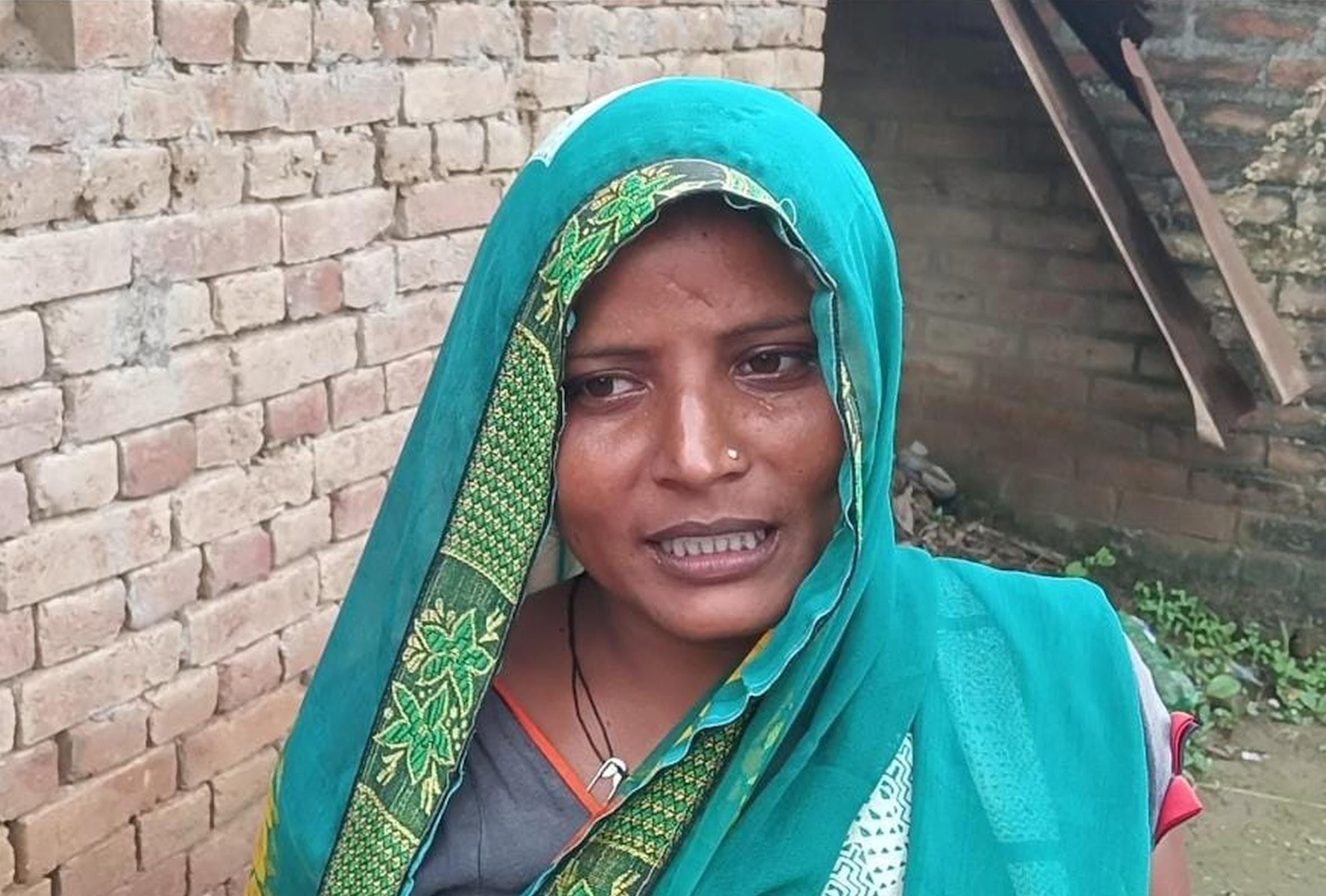 हमले में घायल महिला व जान गंवाने वाला युवक।