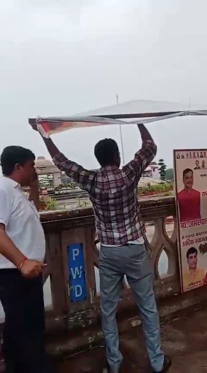 होर्डिंग हटाती नगर निगम की टीम।