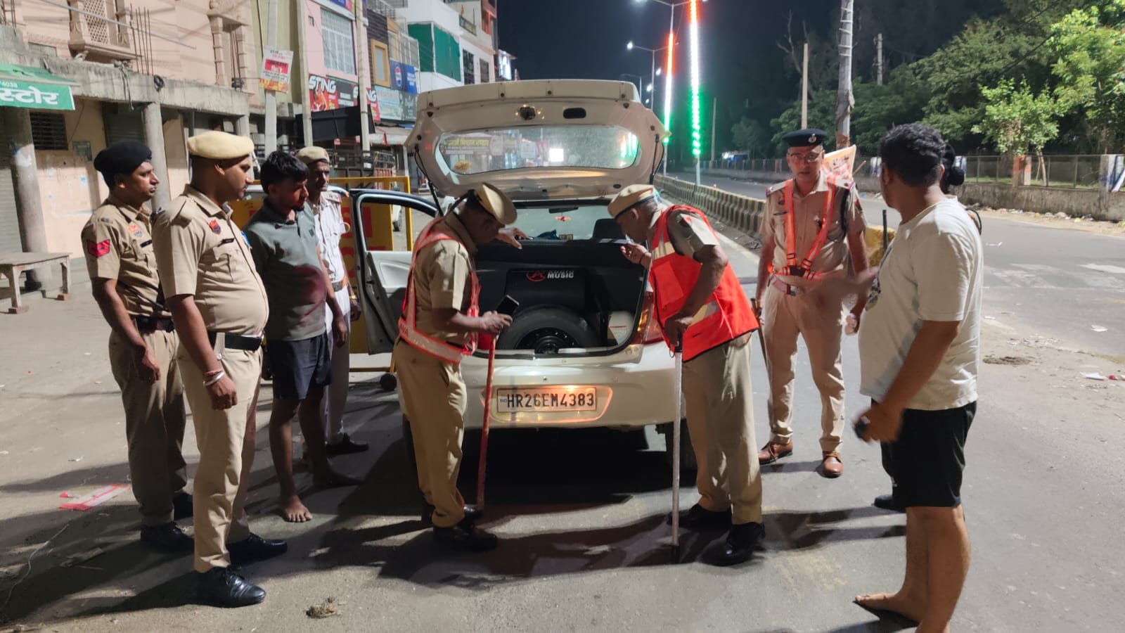 हांसी वाहनों की जांच करते हुए पुलिसकर्मी। पुलिस