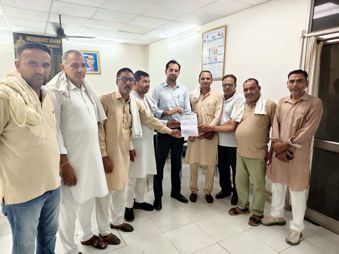 हिसार में यातायात प्रबंधक प्रीतम कुमार को परिवहन मंत्री के नाम ज्ञापन सौंपते सांझा मोर्चा के पद