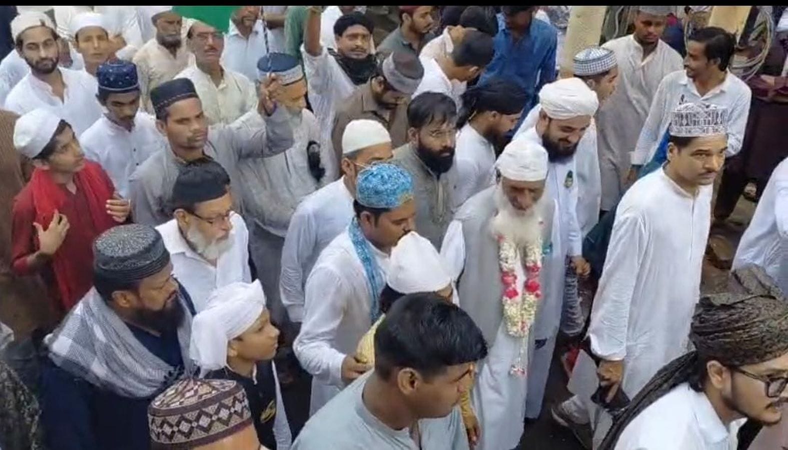 ईद मिलादुन्नबी पर शहर में जुलूस निकालते लोग। स्रोत-सोशल मीडिया
