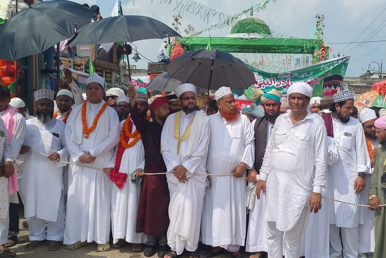 Eid-e-Milad-un-Nabi: Processions taken out from cities to villages.