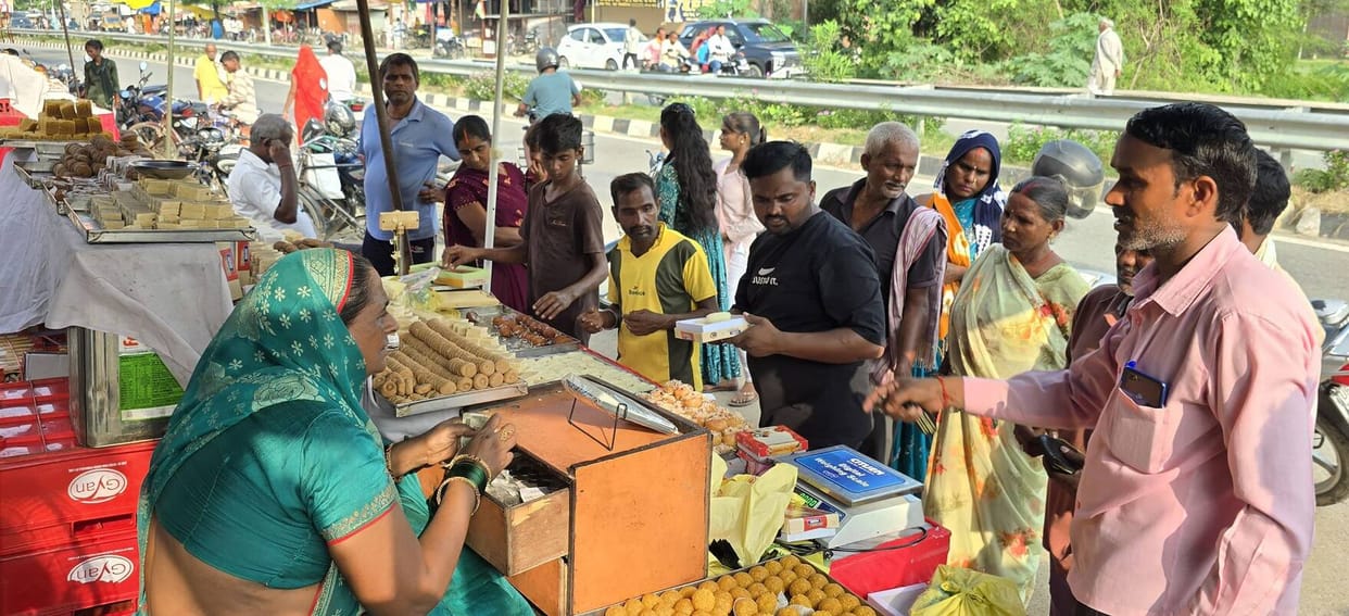 Siddharthnagar News: Crowds throng sweet shops on Raksha Bandhan; demand for 'Ram Katori' rises