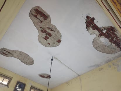 जिला महिला अस्पताल के जनरल वार्ड के छत का टूटा प्लास्टर संवाद
