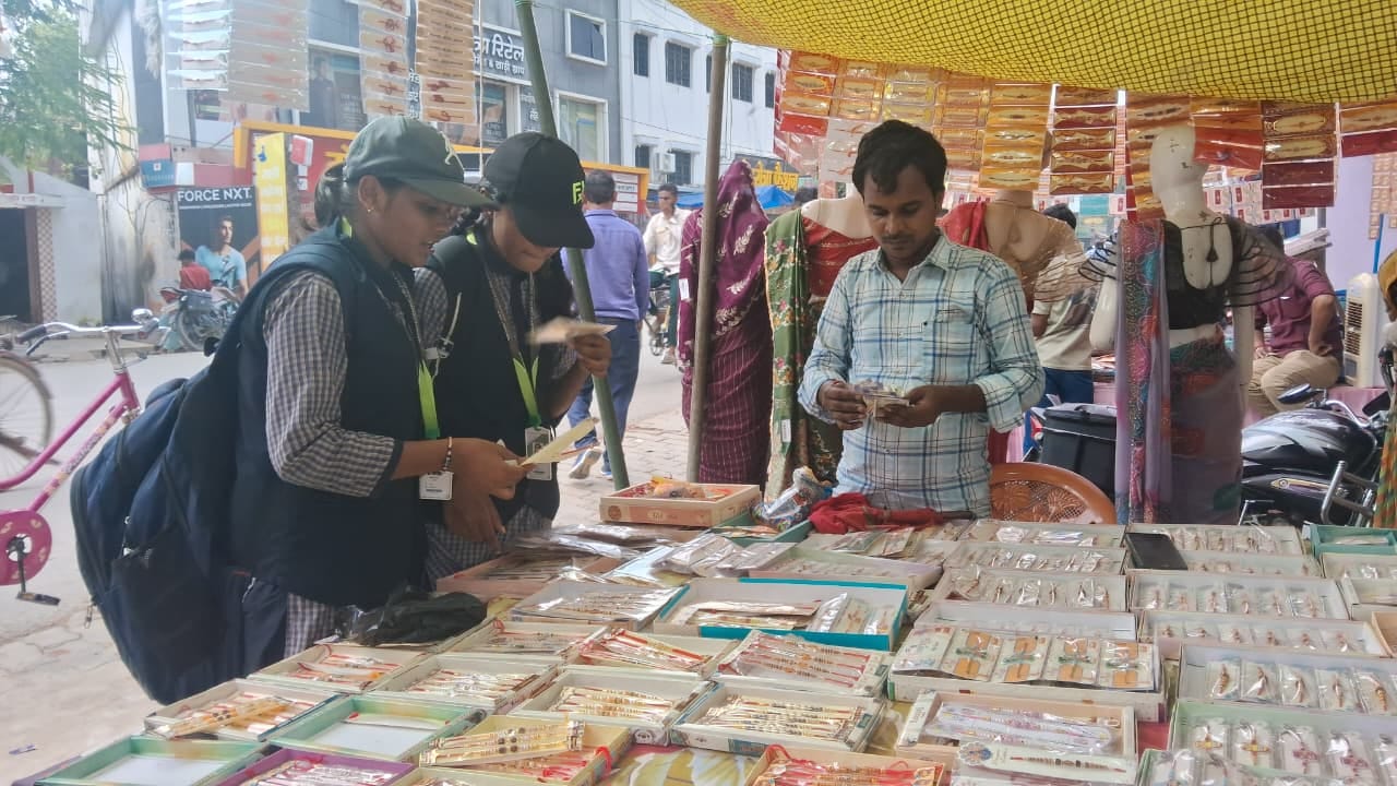 जलालपुर नगर में रक्षाबंधन के अवसर पर बृहस्पतिवार को खरीददारी करतीं छात्राएं।संवाद