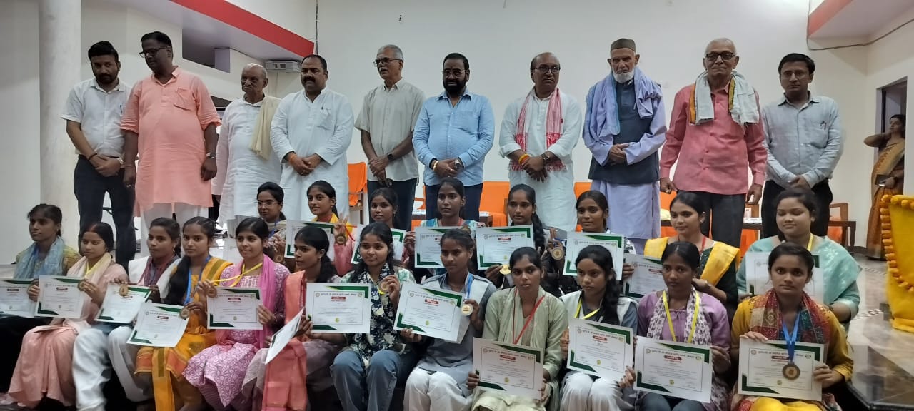 जलालपुर स्वतंत्रता संग्राम सेनानी पं.अभयजीत दुबे की 28वीं पुण्यतिथि सम्मानित किए गए छात्र-छात्र
