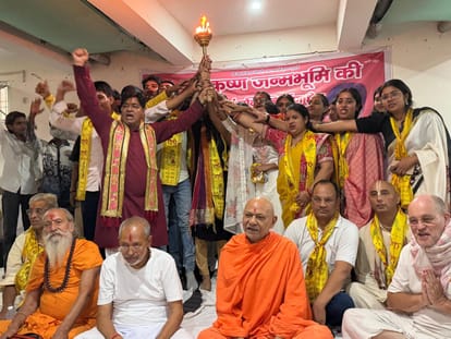  जेन जी काे मशाल सौंपते हिंदू पक्षकार महेंद्र प्रताप सिंह। 