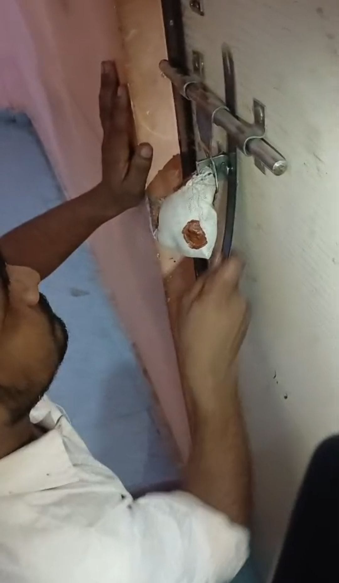 Video of cutting a seal lock with a hacksaw blade goes viral.