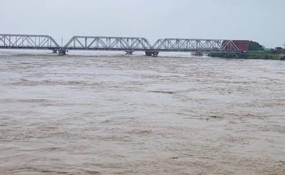 जरवलरोड के घाघराघाट में एल्गिन ब्रिज पर बढ़ा सरयू नदी का जलस्तर।