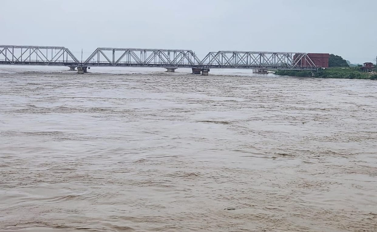 Saryu reaches 47 cm below the red mark, flood risk reduced