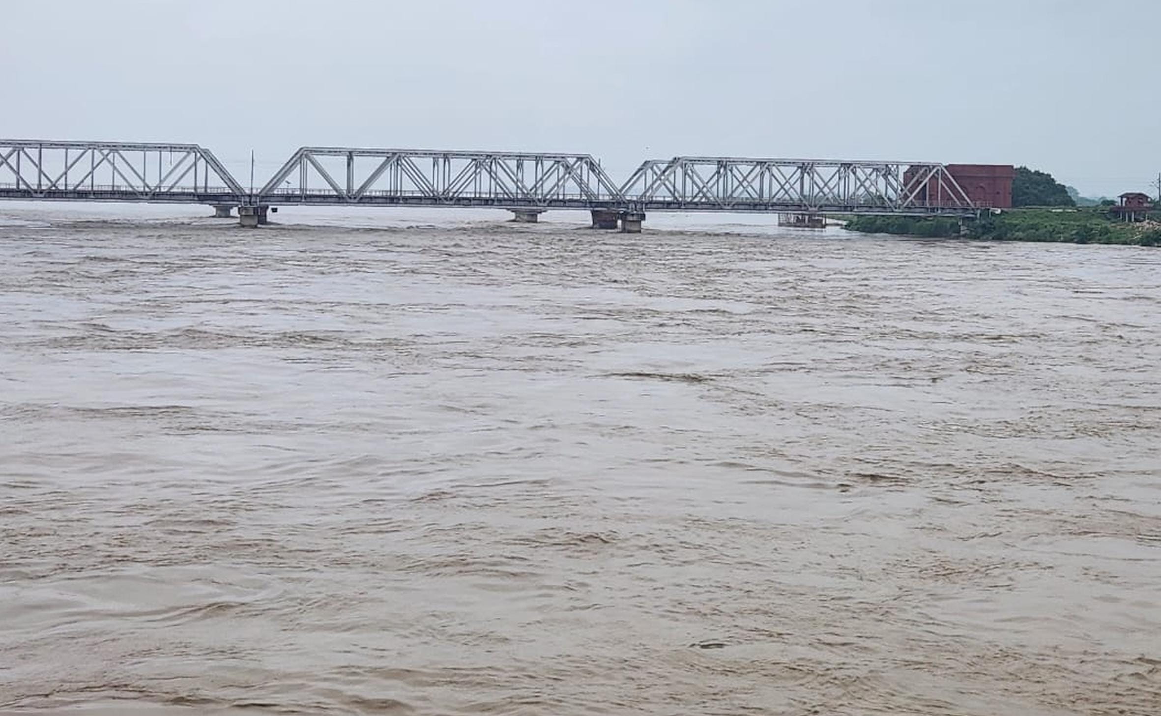 जरवलरोड के घाघराघाट में एल्गिन ब्रिज पर बढ़ा सरयू नदी का जलस्तर।