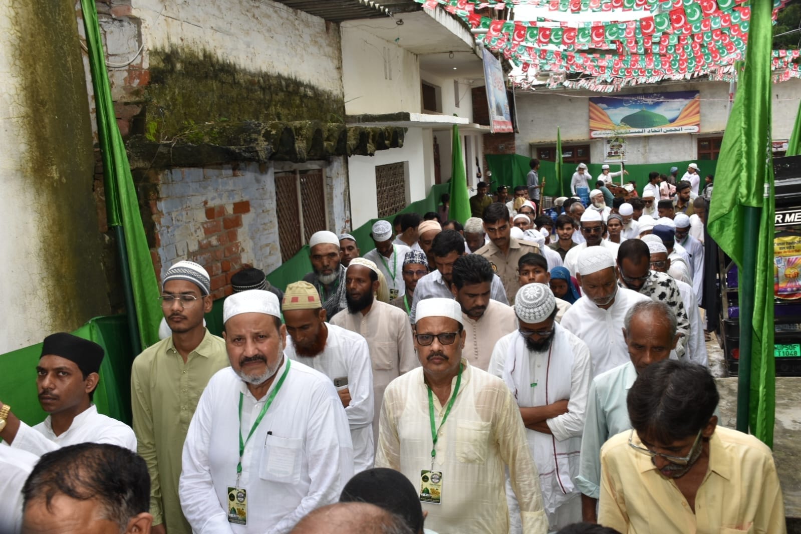 जश्न-ए-ईद मिलादुन्नबी पर निजामाबाद के मजभीटा से निकले जुलूस में शामिल लोग। संवाद