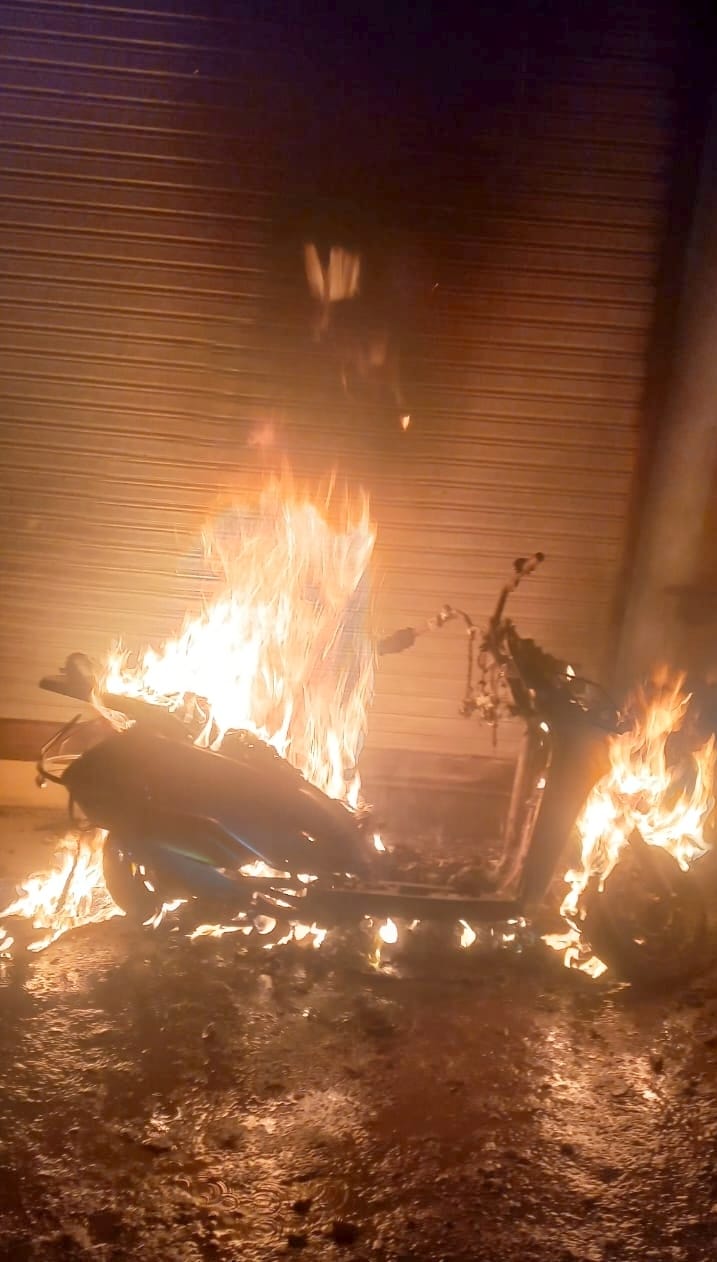 Fire breaks out at a boutique; scooter gutted; losses worth lakhs.