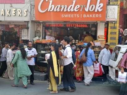 कुल्लू के ढालपुर में रक्षाबंधन  के लिए मिठाई की खरीदारी करते हुए।-संवाद