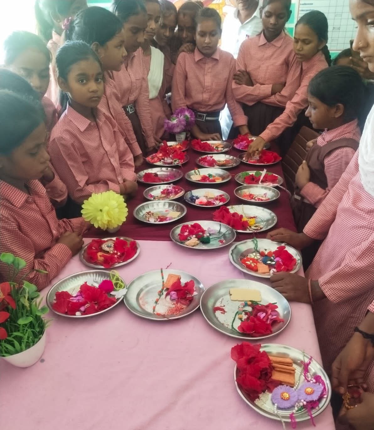 कंपोजिट विद्यालय कोहड़ौरा में रक्षाबंधन पर्व के उपलक्ष्य में आयोजित राखी प्रतियोगिता में शामिल 