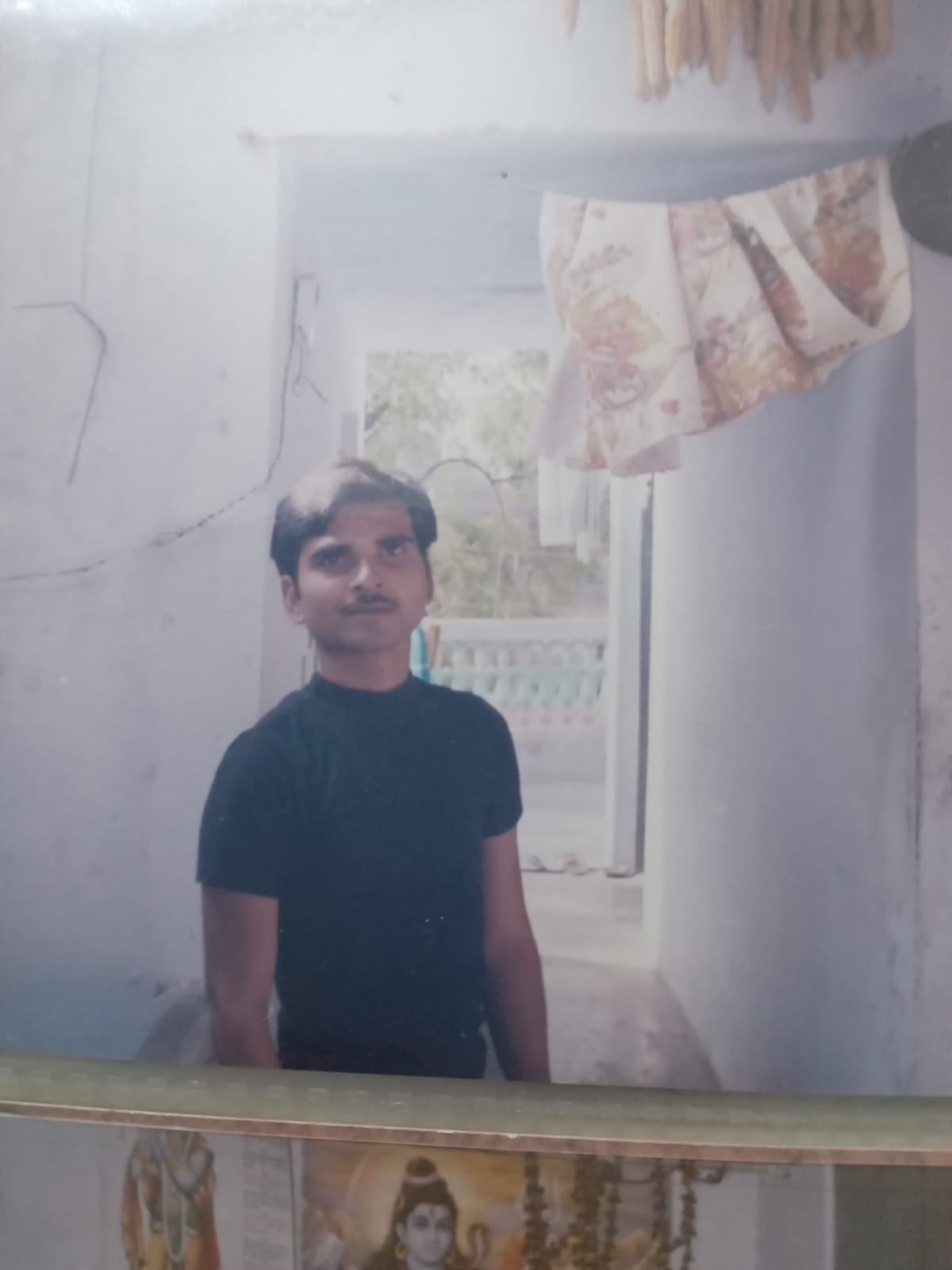 कोर्ट- मृतक आशीष मौर्य की फाइल फोटो। परिजन