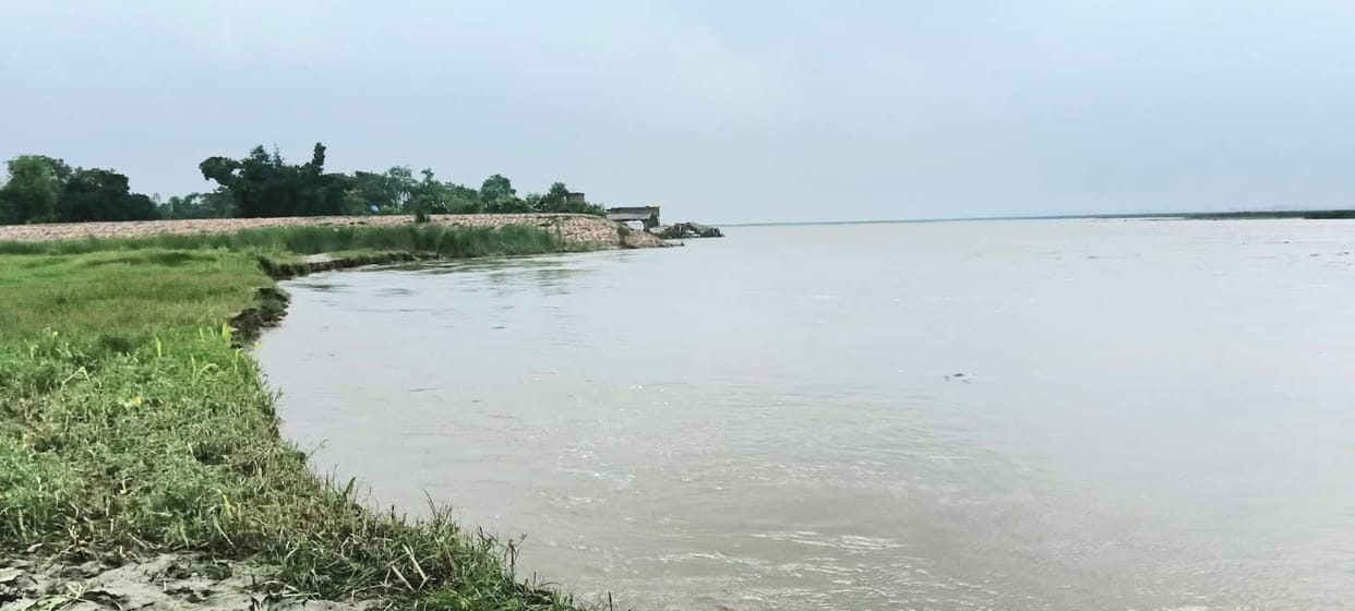 Agricultural land is being swallowed by the Saryu; pressure on the embankments remains.