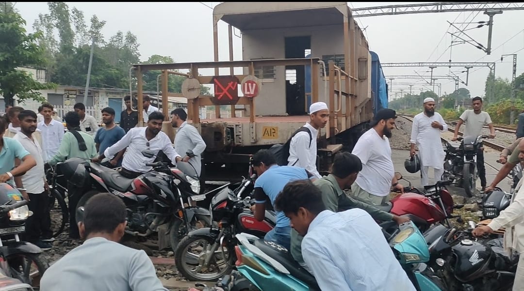 खेतासराय--मालगाड़ी खराब होने के बाद बाईपास पास करके वाहन निकालते राहगीर। संवाद