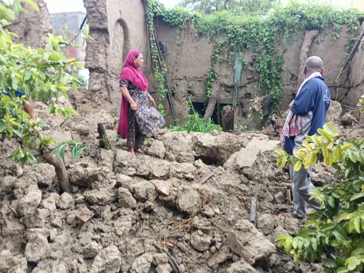 The wall of a dilapidated house collapsed, woman injured under the rubble