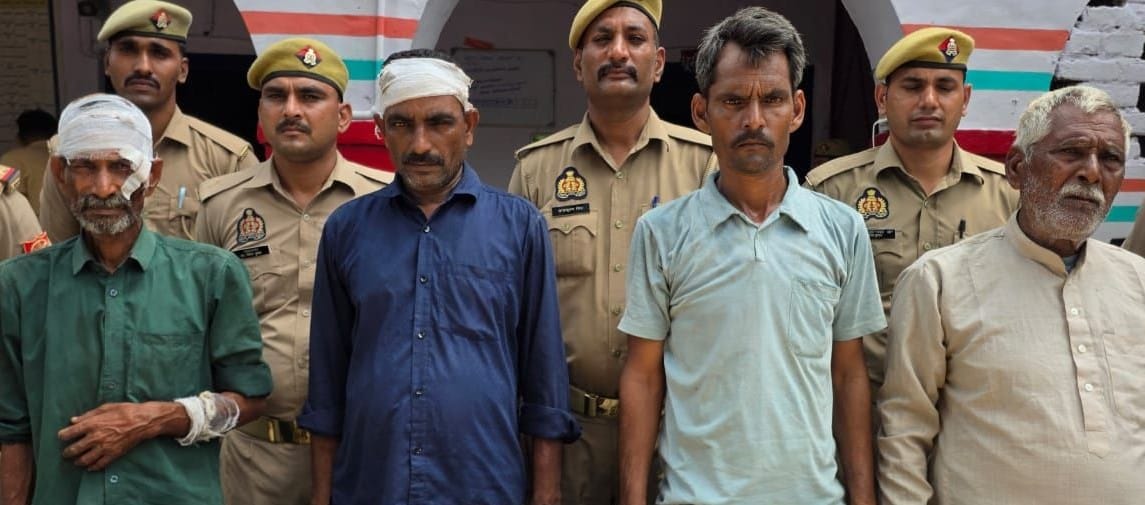 Four accused in a murderous attack were arrested with pistols and guns.
