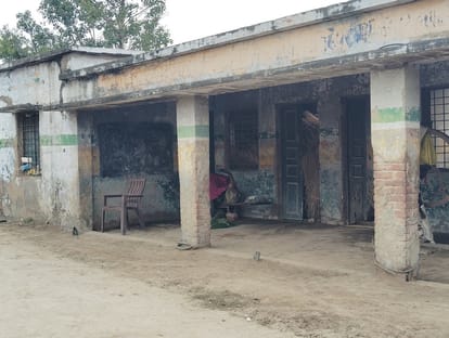 लोकया ग्राम सभा के श्रीरामपुर पूरवे में जर्जर विद्यालय।।संवाद