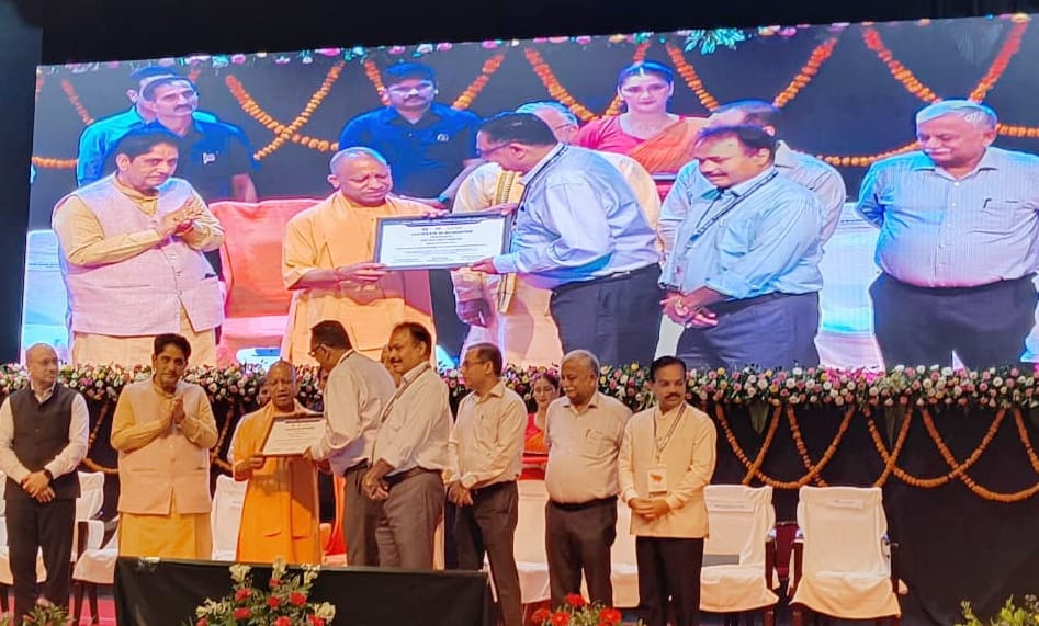 लखनऊ में आयोजित कार्यक्रम के दौरान मुख्यमंत्री योगी आदित्यनाथ से मान्यता प्रमाण पत्र प्राप्त कर