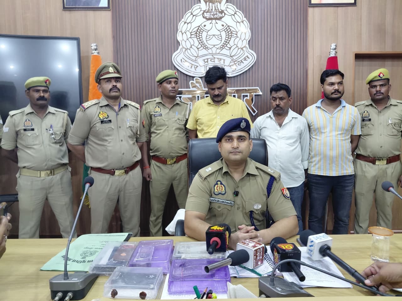 लूट मामले का खुलासा करते एएसपी सिटी आयुष श्रीवास्तव और पीछे खड़े आरोपी। पुलिस विभाग