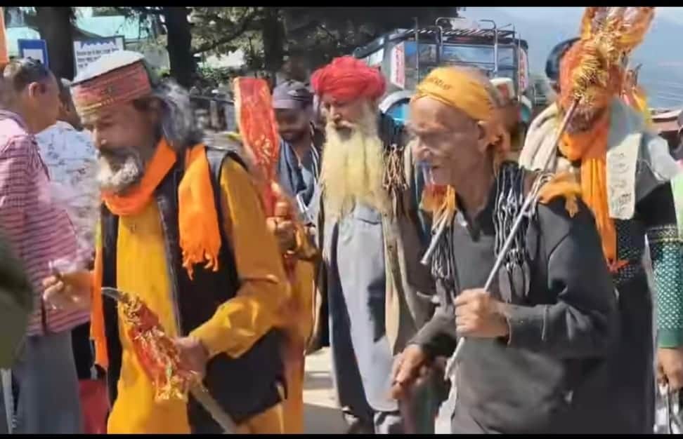 मणिमहेश के लिए जाते जेएंडके का जत्था में श्रद्धालु। संवाद