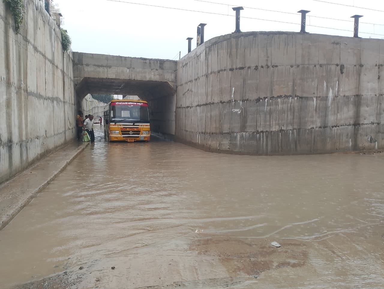मुबारकपुर क्षेत्र के कस्बा सराय में मानव रहित रेलवे क्रासिंग अंडरपास में भरा पानी। संवाद