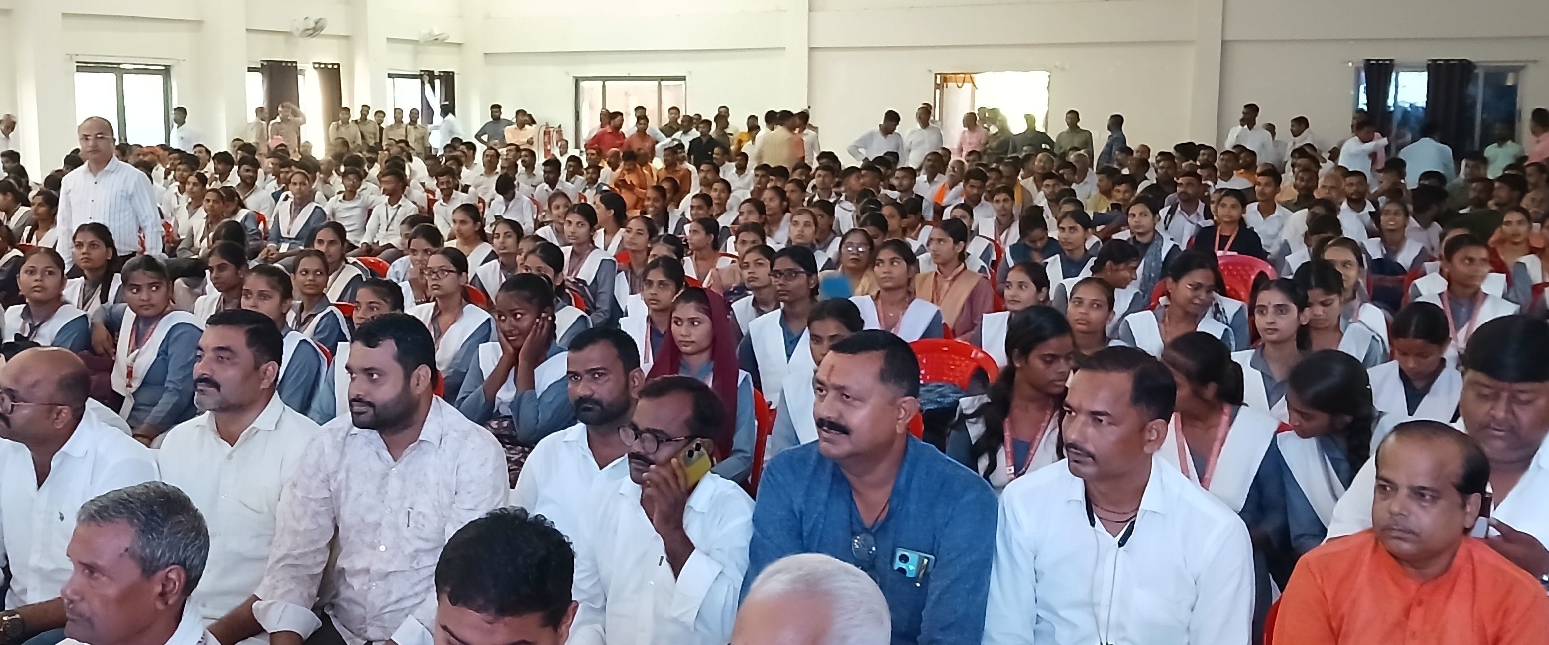 मेडिकल कॉलेज सभागार में प्रतिभागियों को सम्मानित करते विदेश राज्यमंत्री कीर्तिवर्धन सिंह और कार
