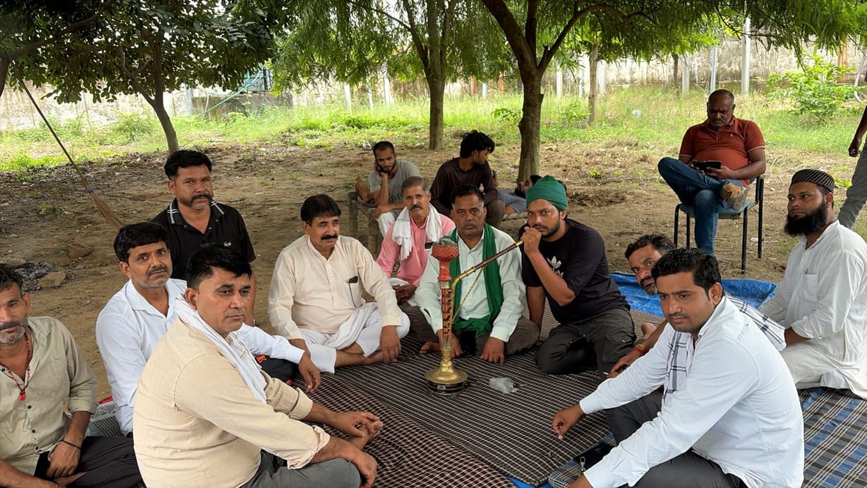 Kisan Mazdoor Sangathan's protest against waterlogging in Mundali continues.