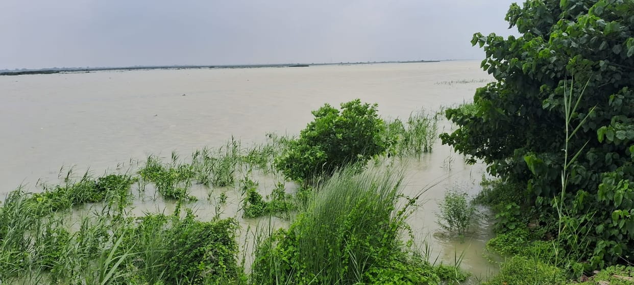 Stagnant water levels cause erosion due to reverse flow; pressure mounts at the NH-31 danger point.