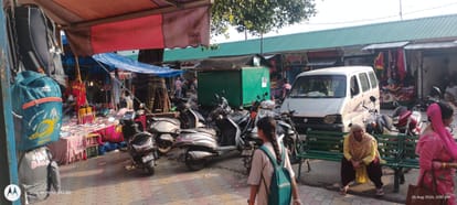 मुख्य बाजार सुजानपुर में बेतरतीव तरीके से खड़े वाहन। संवाद