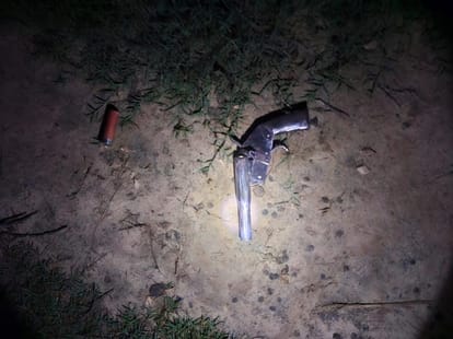 मुठभेड़ में घायल बदमाश को ले जाते पुलिसकर्मी, मौके पर पड़ी बाइक व तमंचा। स्रोत : पुलिस मीडिया स