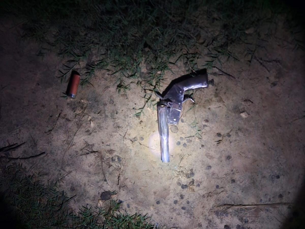 Criminal shot in the leg during an encounter