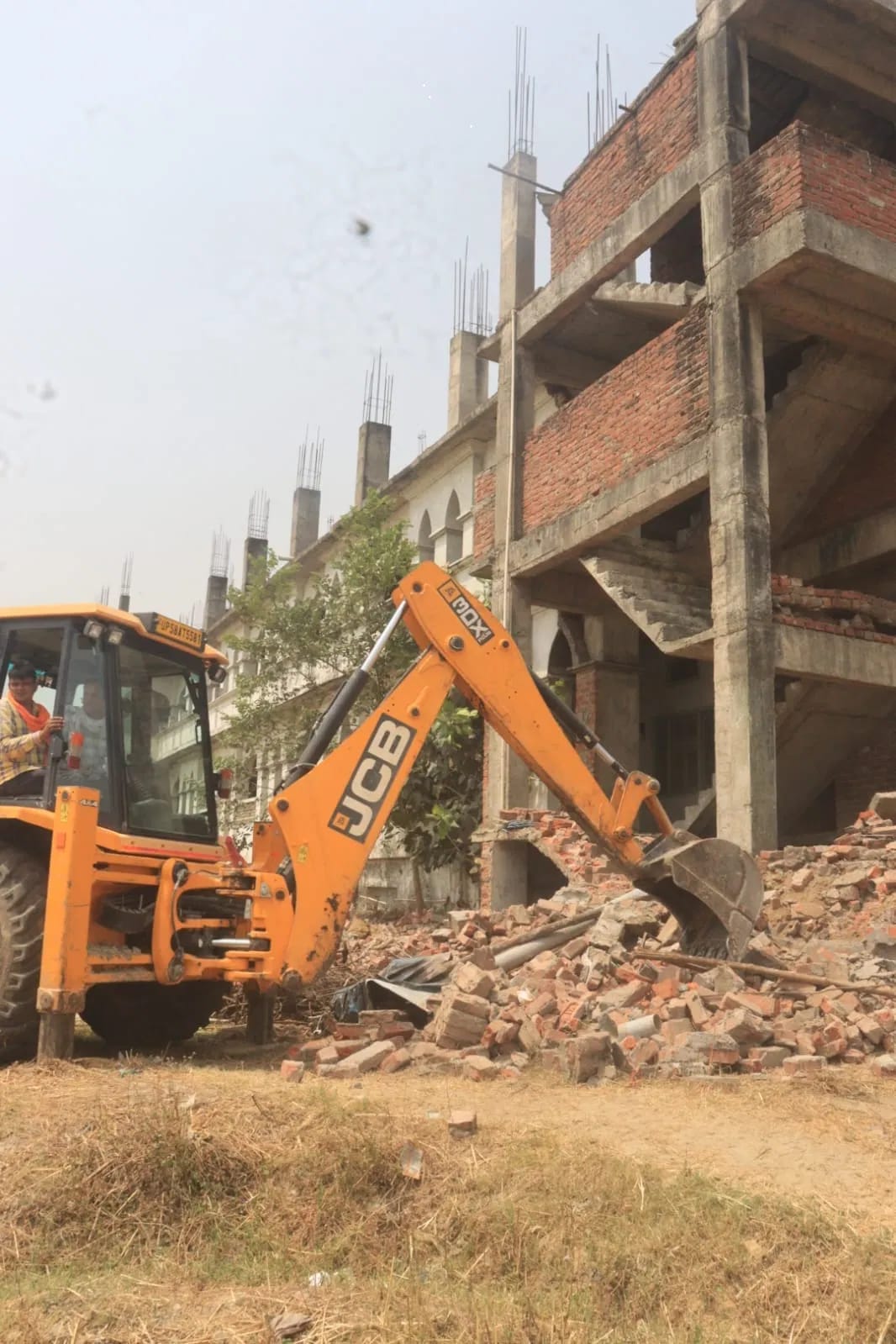 मदरसे को ध्वस्त करता बुलडोजर। फाइल फोटो