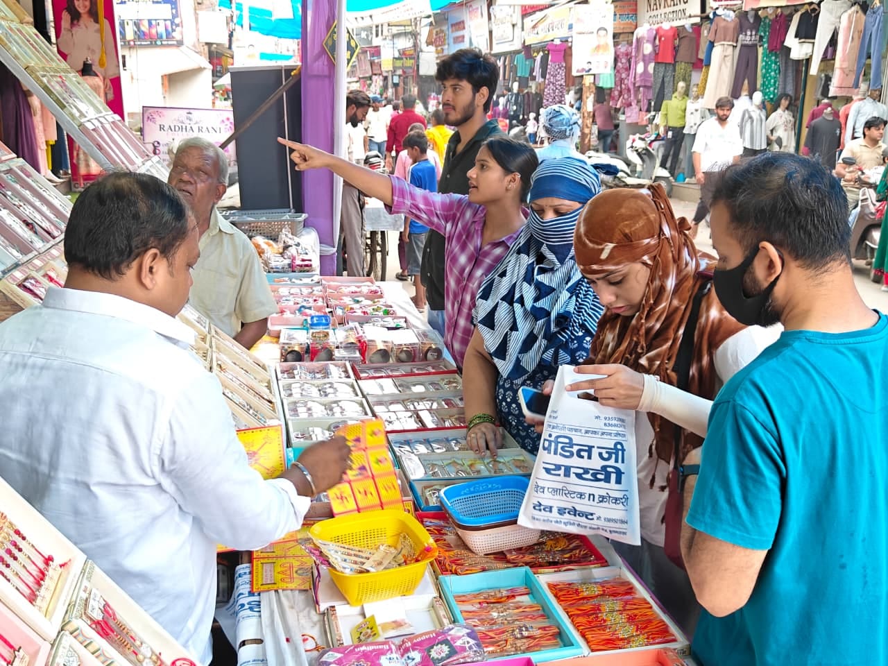 नगर के अंसारी रोड पर दुकान से राखी पसंद करती महिलाएं व युवती। संवाद