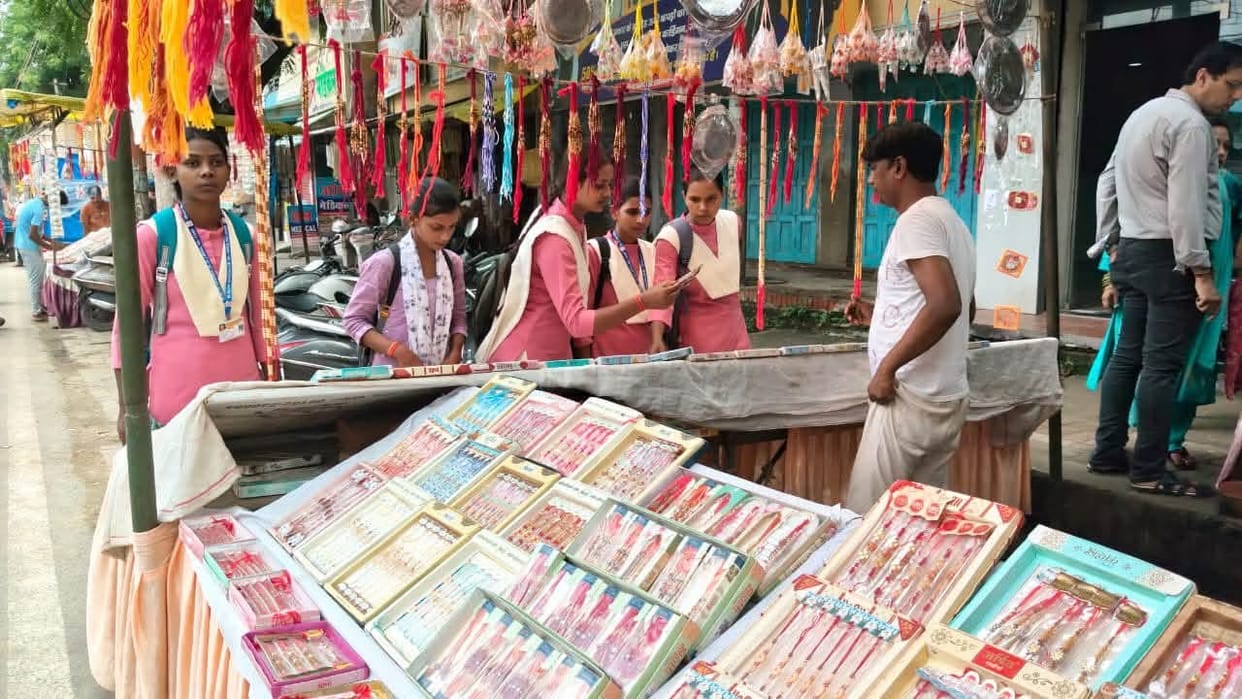 Kundan, Zari, Rudraksha, and stone Rakhis have become popular choices.