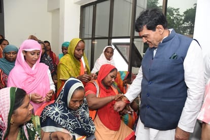 नगर पालिका कम्युनिटी हाल में आयोजित कार्यक्रम में कैबिनेट मंत्री एके शर्मा के हाथ में राखी बांध